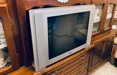 TV  marque Cobra, écran plat Couleur.