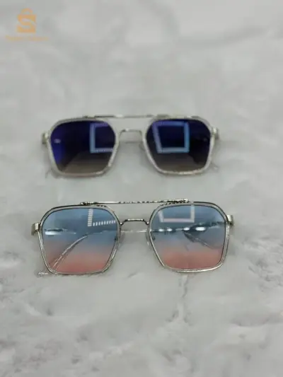 Lunette de soleil PRADA NV modèle + pochette gratuit