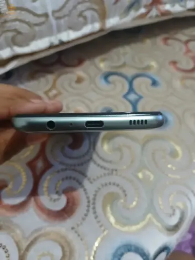 نبيع ولا نبدل بايفون