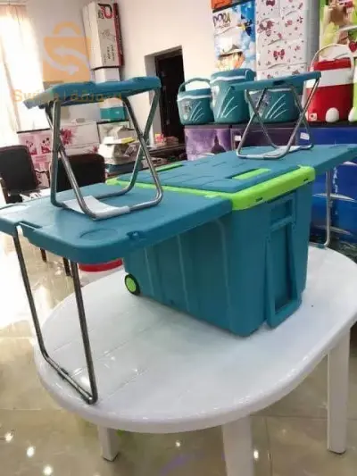 ثلاجة بطاولة وكراسي