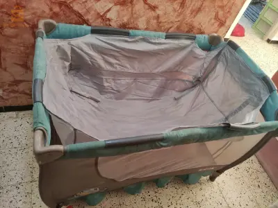 lit bébé avec moustiquaire