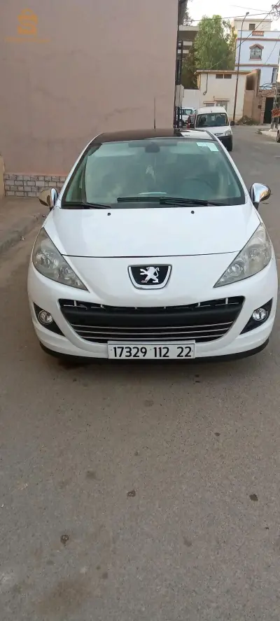 سيارة سياحية شابة بزاف