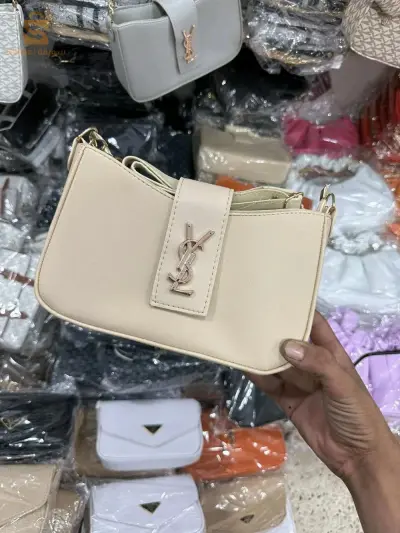 "Bonjour madame, vous pouvez choisir le sac qui correspond au style que vous aimez."