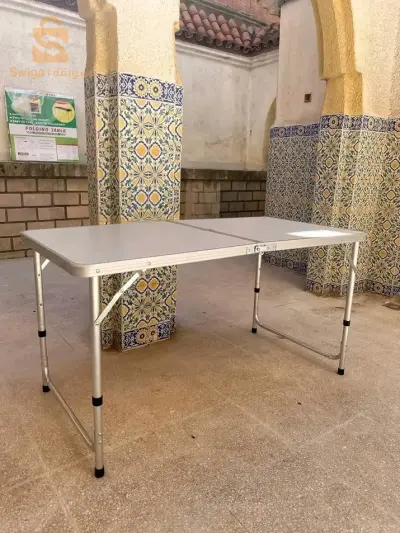 - طاولة التخييم بسيطة