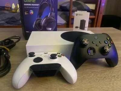 Xbox series s Européen très bon état avec deux manettes avec casque et batterie +gta 5 à vie