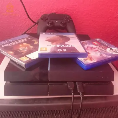 PS4 presque neuf... venu de l'Angleterre..avec manette et trois cd de jeux