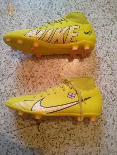 Sports shoes