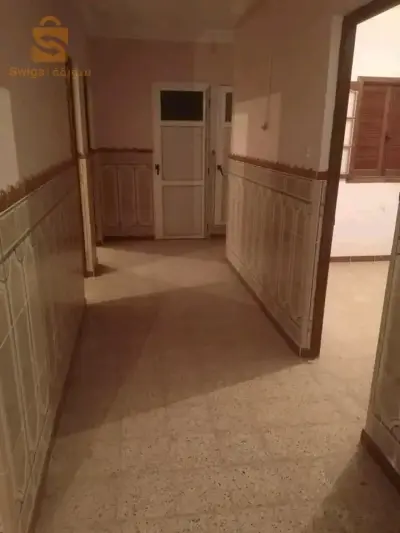 Il y a une résidence dans la vieille grenade, à 135 mètres, avec tous les documents.  Les personnes intéressées appellent le 0667982250 🤗