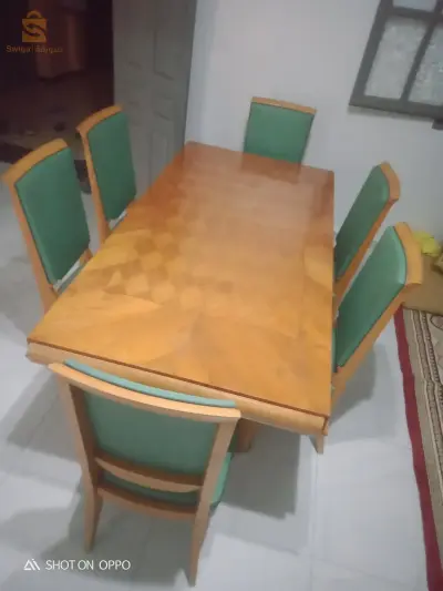 table de cuisine en bois être 100% très solide en bon état !!!!!!avec des chaises confortable !!!!