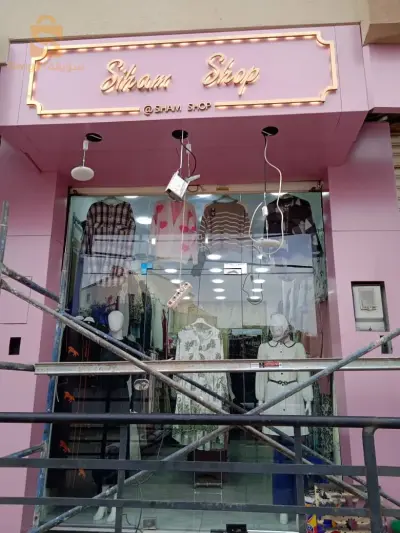 Décoration façade des magasain en alucobonde