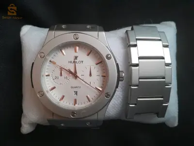 ساعة HUBLOT أنيقة و جميلة و بساطة قمة في الروعة تعطيك منظر فخم و تتوافق مع معظم ستايل اللباس لأي نوع مفضل تتناسب معه ساعة HUBLOT بساطة و لمعان.