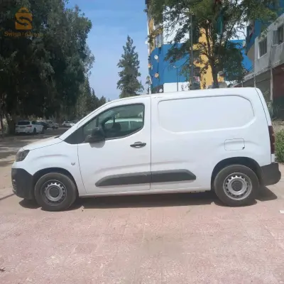 فيه شقة ف الزجاج الامامي