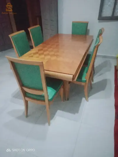 table de cuisine en bois être 100% très solide en bon état !!!!!!avec des chaises confortable !!!!