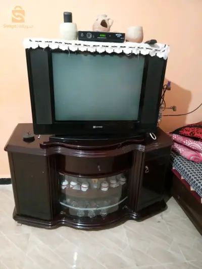 اجونتري مع تلفاز