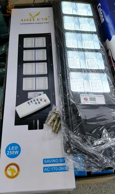 مصباح يعمل بطاقه شمسيه مع لوحه التحكم عن بعد بقوه 250 فولت