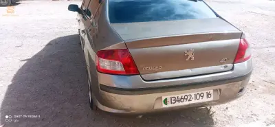 احمر العين