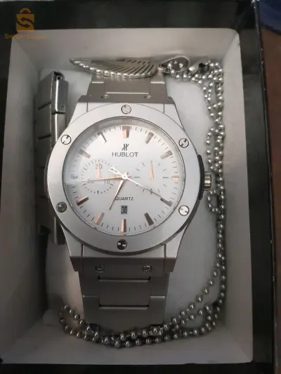 La montre HUBLOT est élégante, belle et simple, vous offrant un look luxueux et s'adaptant à la plupart des styles vestimentaires. Quel que soit votre style préféré, la montre HUBLOT est adaptée à la simplicité et à la brillance.