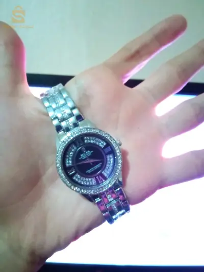 ساعة اولاد led 
لوردي 35 الف 
اسود والابيض 40 الف 

ساعة نساء رولاكس rolex 120 alf
لباقي 80 الف 

ساعة رجال casio 
فضي 80 الف 
ذهبي 120 الف 
توصيل باتنة كاين لباب دار مجانا 🚚