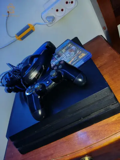 SalamPS4 pro état 10/101T mchi mflachi fih version la5raM3a manette original+CD gta+casque gaming قابل للتفاوض!!