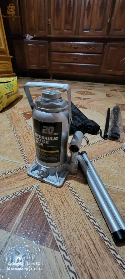 كريك لور و مفاتيح عجلات و مثلثات الخطر