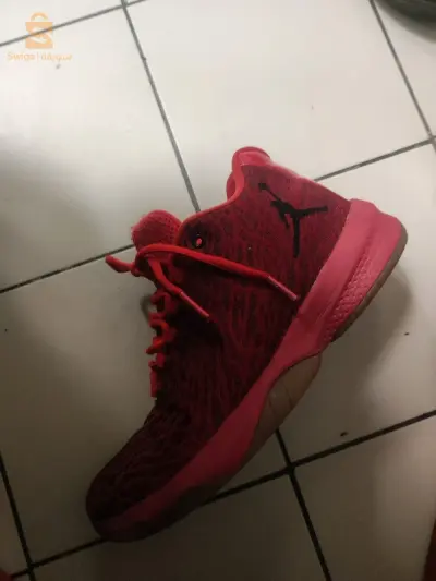 code : 881446-602 
air Jordan B.fly red 
déjà porté ( melbousa) 
bon affaire bon état 7/10 
sans boîte 
vous proposition merci
