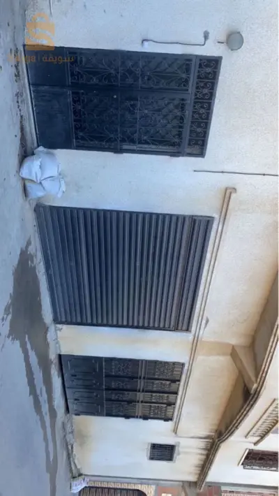 فيلا فيها 2ڤاراج و 2 طوابق
الطابق الأول فيه 3 بيوت و صالون وكوزينة و دوش
الطابق التاني فيه 2 بيوت و صالون و كوزينة و دوش و سحين