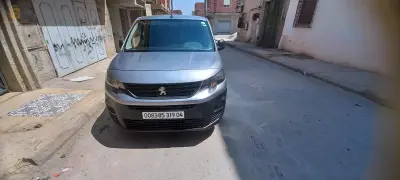 سيارة تجارية