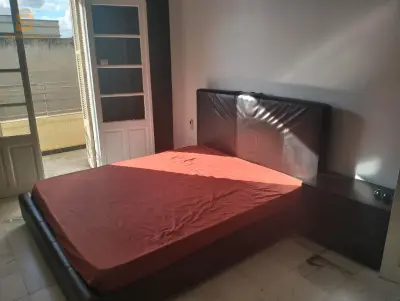 chambre a couché bon état un lit 2 places +une armoire en aluminium+un meuble télé+une table de nuit