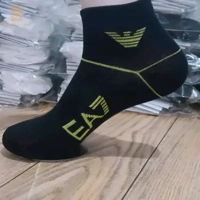جوارب متنوعة الاحجام و الانواع