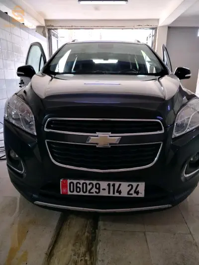 voiture propre un peux de froid a droite de l'aile et la porte arrière