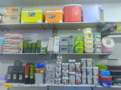 مجموعة من الأواني البلاستيكية