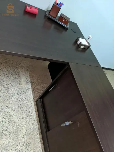 un bureau avec l'armoire