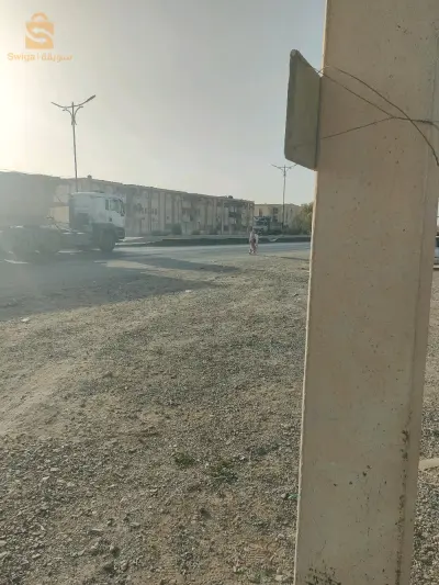 قطعة أرض 300متر مقابلة الطريق الوطني و قريبة من جميع المرافق في لوطاية