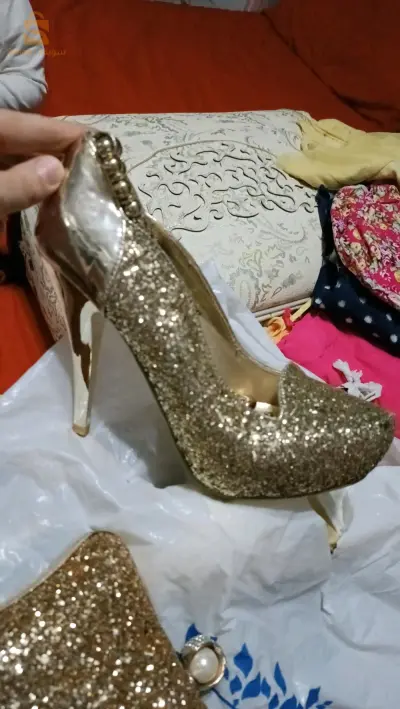 chaussure et pochette doreé