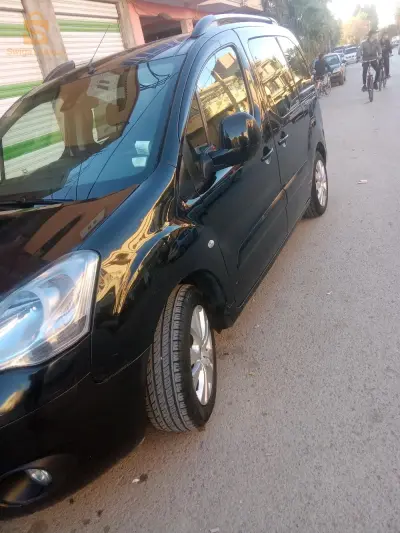 سيارة نظيفة فيها لال و بارسكو امامي موتور مليح