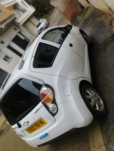voiture très propre deuxième main la peinture quelques retouche de nettoyage j'habite à staouel contacte-moi merci