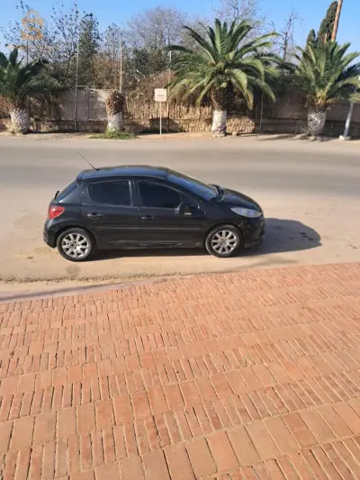 سيارة نضيف الله يبارك فيها افروا في لآل و باب شوي بنتورا 
1 ما