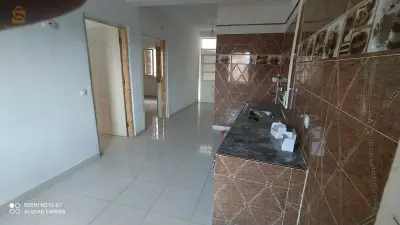 منزل للبيع في حي بوصوف حي النعجة الصغيرة فوق المسجد بي 4 رواد جها اليمنى فيه سوسول يطل على الحديقة و طابق العلوي يطل على الحديقة و طريق متكون من 2 غرف كبار وحدة 6/ 5 و لخرى 5/ 4 و مطبخ مفتوح على الهول و حمام و مرحاض كبار مخدومة مليح مفينية تسكن بنهارك غاز ماء كهرباء انترنات اوراق تسوية موجودة