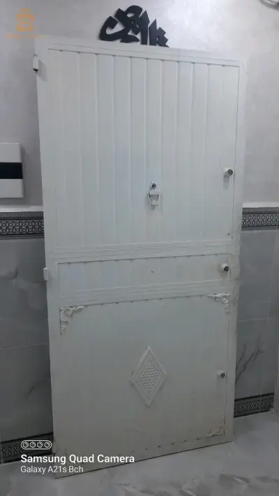 باب حديدي