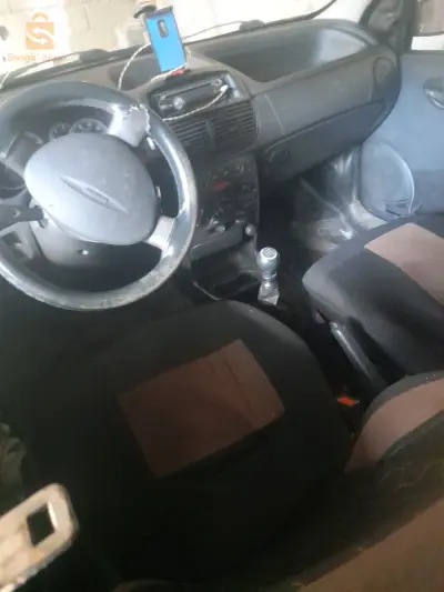 سيارة عائلية فيها شويا سبيها فالباب اريام وشويا افروا حاجة خفيفا