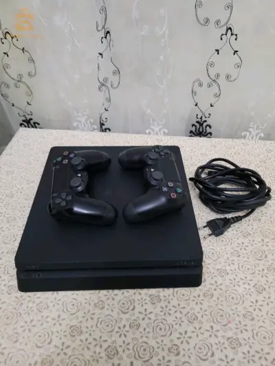 PS4/ play 4 /PlayStation 4 slim en très bon état avec 2 manette 🕹️ 
Ticket de garantie 
500gb 
version online