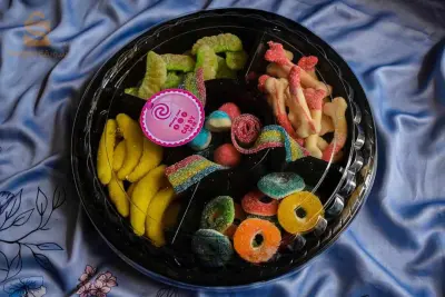 حلوى لذيذة حلوة وحامضة على شكل علبة دائرية 🎁