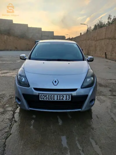 Clio 3 1.2 16v. 
Km : 309000 
00 penture 
فيها آفروى باب تالي كوتي باساجي على برى تبان في الفوطو. 
فيها خدش صغير تحت كابو. 
Suspension 10/10 

 لي مهتم : 0672682385.