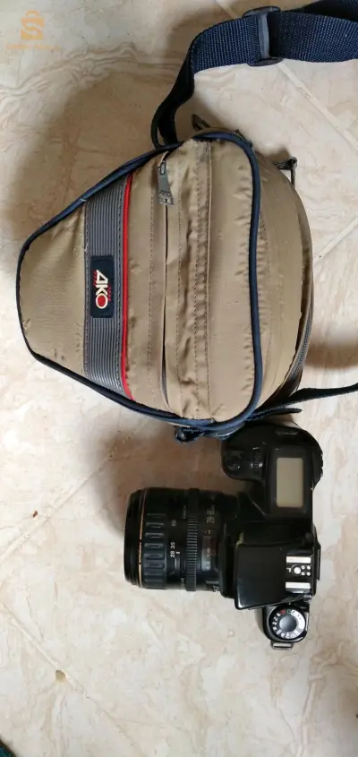آلة تصوير في حالة جيدة . ليست رقمية . (شريط)