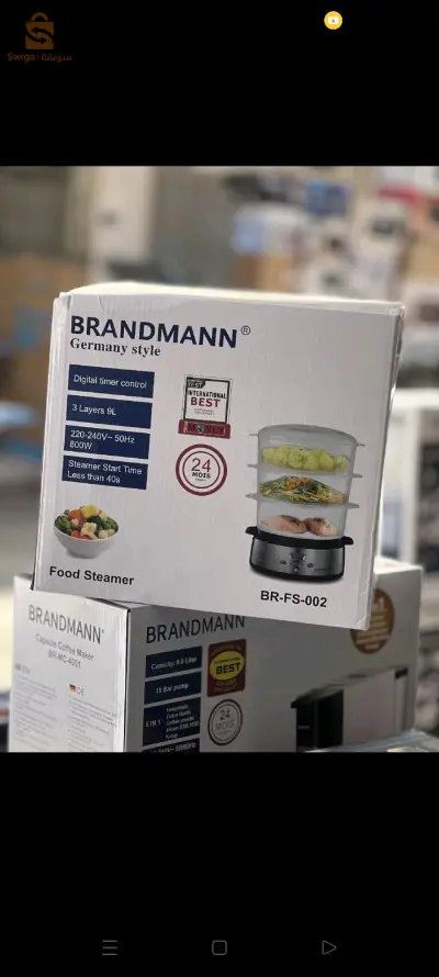 هذا المنتج هو جهاز طهي بالبخار من ماركة BRANDMANN، بتصميم عملي وأنيق. إليك وصفه التفصيلي:	•	المواصفات التقنية:	•	الشاشة الرقمية: يحتوي على شاشة عرض للتحكم في الوقت وضبط الإعدادات بسهولة.	•	السعة: ثلاث طبقات بسعة إجمالية تبلغ 9 لترات، ما يسمح بطهي كميات كبيرة من الطعام.	•	الطاقة: يعمل بقدرة 800 واط على تيار كهربائي 220-240 فولت / 50 هرتز.	•	السرعة: يبدأ التبخير في غضون 40 ثانية فقط.	•	المزايا الإضافية:	•	سهولة الاستخدام: واجهة رقمية للتحكم السريع والدقيق في الوقت ودرجات الحرارة.	•	صحي وآمن: يوفر طهيًا صحيًا يحافظ على العناصر الغذائية في الطعام.	•	ضمان: يأتي مع ضمان لمدة 24 شهرًا لضمان جودة المنتج.	•	الاستخدامات: مناسب لطهي الخضروات، اللحوم، الأسماك، والأرز بطريقة صحية.	•	التصميم:	•	يعتمد على تصميم عصري مستوحى من Germany style، مما يجمع بين الأناقة والكفاءة.هذا الجهاز مثالي للأشخاص الذين يفضلون الطهي الصحي والعملي بوقت قصير.
