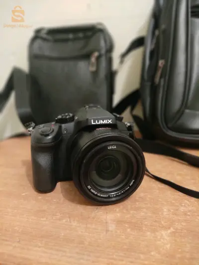 LUMIX PANASONIC DMC-FZ1000
F2.8
ISO 32000
25-400mm zoom
WIFI 
INPUT:(mic, hdmi ,av out/digital)
49 point of auto focus
LCD flip out screen 3:2
RAW photos with 20 miga pixel
4K 25fps 100mp/s
1080p 50fps.
HD 100fps (slowmotion)
flash,viewfinder, battery charger,
BATTERY: 400 click, ~2h for video
EASY MENU TO USE
filming 29min contenu with 4k