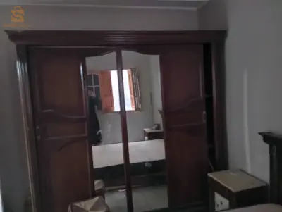 chambre avec lits coffret et matelas Bois rouge