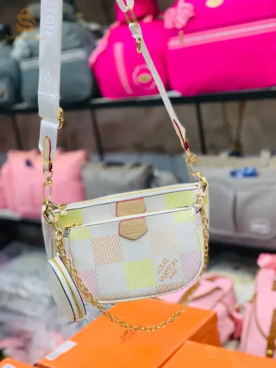 حقيبة من نوع louis vuitton