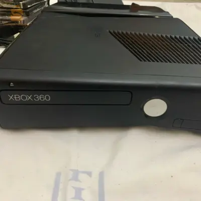 Xbox 360 + Kinect + 2 Manéttes Avec 2 Battries Original Et Son Cable+ 12 Jeux Originaux
