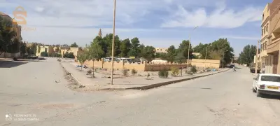 الجلفة قطعة أرض ثلاث واجهات 2500م.م